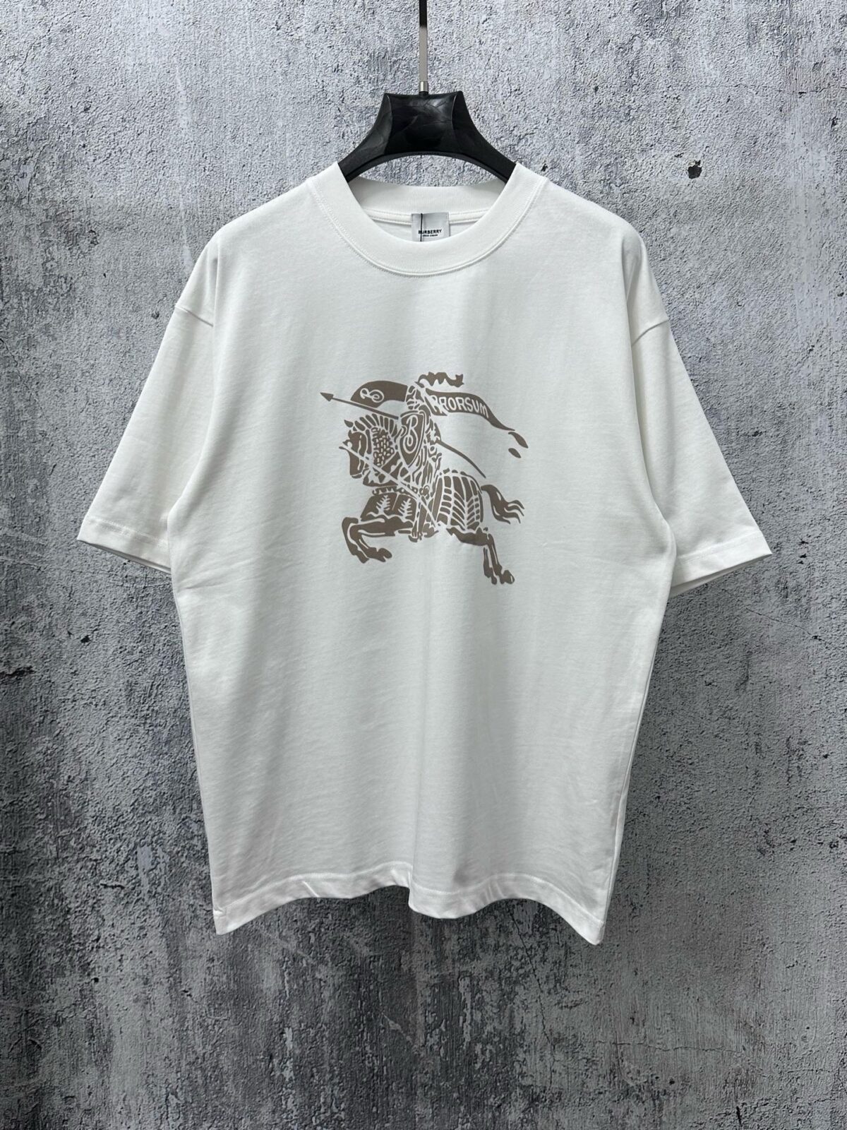 weigou_205349_0_095ae644a3 P70 【Burberry】巴宝莉 战马骑士植绒T恤短袖 高版本 超级标志性品牌logo印花图案 搭配运动鞋清新舒适 逛街约会都适合 叠穿打底就很有博主范儿了 低调有品位 原版面料 260g高克重双纱100%精梳棉 螺纹定织定染无色差 出入专柜无压力 通肩拉条工艺 增加衣物清洗寿命 不变形 高版本数码印花工艺 不掉色色彩鲜艳 网红明星同款 不挑年龄不挑身材不挑性别 超级亮眼 时尚感爆棚 手感非常舒服 质感超强 时尚又个性 超级百搭好看的一款 人手必备款 情侣搭配更佳 吊牌 领标 水洗麦 三标齐全!! 宽松版型 男女同款 颜色:黑 白 Size:XS-L