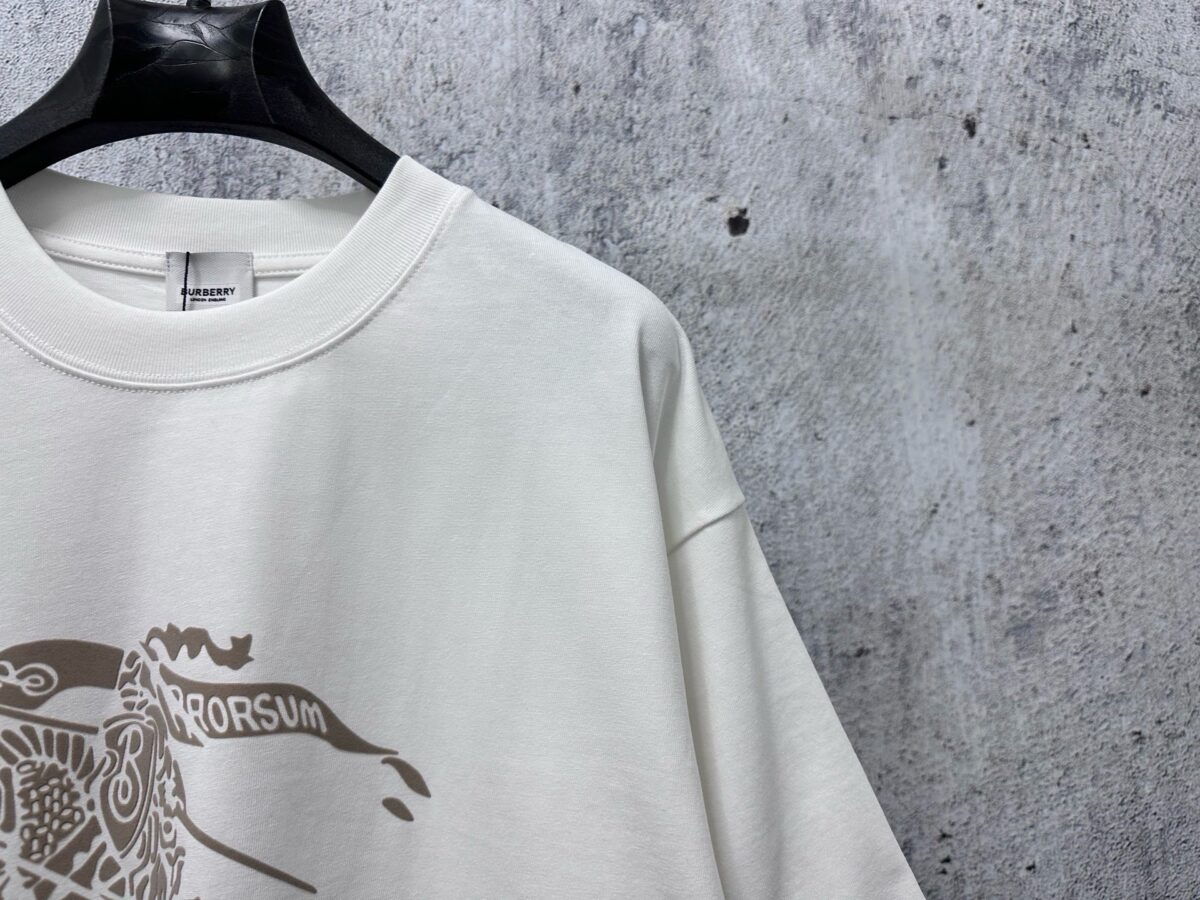 weigou_205349_1_e021bdba9b P70 【Burberry】巴宝莉 战马骑士植绒T恤短袖 高版本 超级标志性品牌logo印花图案 搭配运动鞋清新舒适 逛街约会都适合 叠穿打底就很有博主范儿了 低调有品位 原版面料 260g高克重双纱100%精梳棉 螺纹定织定染无色差 出入专柜无压力 通肩拉条工艺 增加衣物清洗寿命 不变形 高版本数码印花工艺 不掉色色彩鲜艳 网红明星同款 不挑年龄不挑身材不挑性别 超级亮眼 时尚感爆棚 手感非常舒服 质感超强 时尚又个性 超级百搭好看的一款 人手必备款 情侣搭配更佳 吊牌 领标 水洗麦 三标齐全!! 宽松版型 男女同款 颜色:黑 白 Size:XS-L