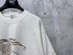 weigou_205349_1_e021bdba9b P70 【Burberry】巴宝莉 战马骑士植绒T恤短袖 高版本 超级标志性品牌logo印花图案 搭配运动鞋清新舒适 逛街约会都适合 叠穿打底就很有博主范儿了 低调有品位 原版面料 260g高克重双纱100%精梳棉 螺纹定织定染无色差 出入专柜无压力 通肩拉条工艺 增加衣物清洗寿命 不变形 高版本数码印花工艺 不掉色色彩鲜艳 网红明星同款 不挑年龄不挑身材不挑性别 超级亮眼 时尚感爆棚 手感非常舒服 质感超强 时尚又个性 超级百搭好看的一款 人手必备款 情侣搭配更佳 吊牌 领标 水洗麦 三标齐全!! 宽松版型 男女同款 颜色:黑 白 Size:XS-L
