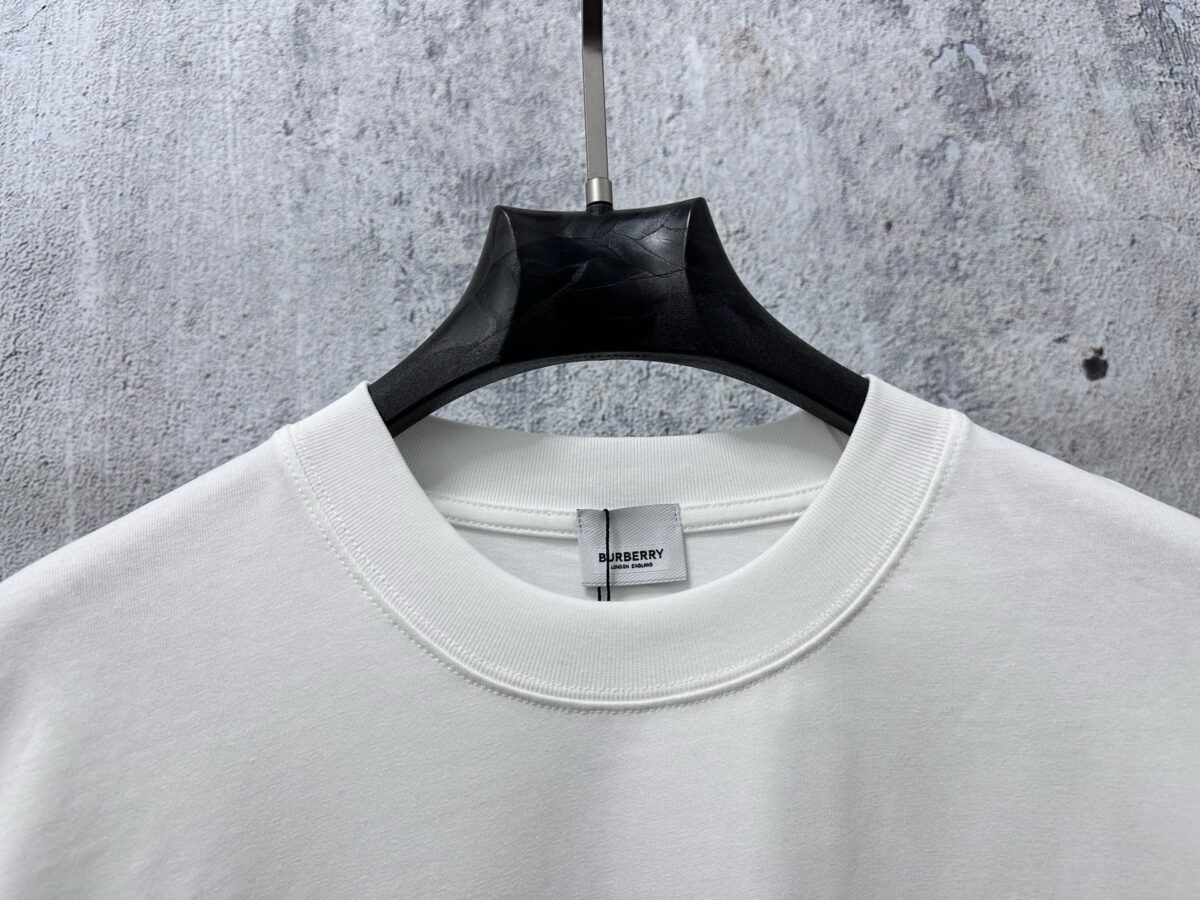 weigou_205349_2_84e8fc1aca P70 【Burberry】巴宝莉 战马骑士植绒T恤短袖 高版本 超级标志性品牌logo印花图案 搭配运动鞋清新舒适 逛街约会都适合 叠穿打底就很有博主范儿了 低调有品位 原版面料 260g高克重双纱100%精梳棉 螺纹定织定染无色差 出入专柜无压力 通肩拉条工艺 增加衣物清洗寿命 不变形 高版本数码印花工艺 不掉色色彩鲜艳 网红明星同款 不挑年龄不挑身材不挑性别 超级亮眼 时尚感爆棚 手感非常舒服 质感超强 时尚又个性 超级百搭好看的一款 人手必备款 情侣搭配更佳 吊牌 领标 水洗麦 三标齐全!! 宽松版型 男女同款 颜色:黑 白 Size:XS-L