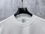 weigou_205349_2_84e8fc1aca P70 【Burberry】巴宝莉 战马骑士植绒T恤短袖 高版本 超级标志性品牌logo印花图案 搭配运动鞋清新舒适 逛街约会都适合 叠穿打底就很有博主范儿了 低调有品位 原版面料 260g高克重双纱100%精梳棉 螺纹定织定染无色差 出入专柜无压力 通肩拉条工艺 增加衣物清洗寿命 不变形 高版本数码印花工艺 不掉色色彩鲜艳 网红明星同款 不挑年龄不挑身材不挑性别 超级亮眼 时尚感爆棚 手感非常舒服 质感超强 时尚又个性 超级百搭好看的一款 人手必备款 情侣搭配更佳 吊牌 领标 水洗麦 三标齐全!! 宽松版型 男女同款 颜色:黑 白 Size:XS-L