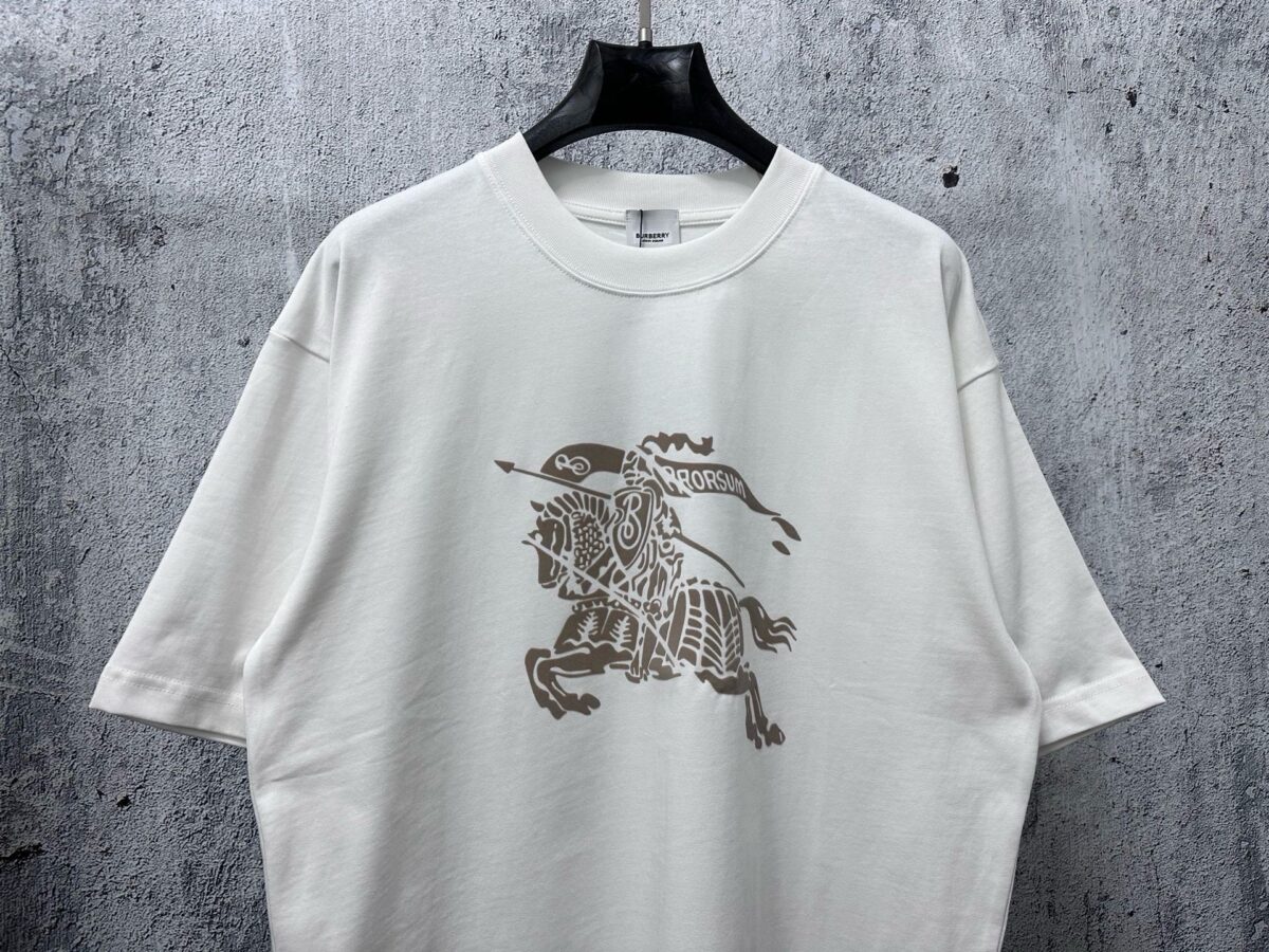 weigou_205349_3_8a5ea64c55 P70 【Burberry】巴宝莉 战马骑士植绒T恤短袖 高版本 超级标志性品牌logo印花图案 搭配运动鞋清新舒适 逛街约会都适合 叠穿打底就很有博主范儿了 低调有品位 原版面料 260g高克重双纱100%精梳棉 螺纹定织定染无色差 出入专柜无压力 通肩拉条工艺 增加衣物清洗寿命 不变形 高版本数码印花工艺 不掉色色彩鲜艳 网红明星同款 不挑年龄不挑身材不挑性别 超级亮眼 时尚感爆棚 手感非常舒服 质感超强 时尚又个性 超级百搭好看的一款 人手必备款 情侣搭配更佳 吊牌 领标 水洗麦 三标齐全!! 宽松版型 男女同款 颜色:黑 白 Size:XS-L