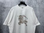 weigou_205349_3_8a5ea64c55 P70 【Burberry】巴宝莉 战马骑士植绒T恤短袖 高版本 超级标志性品牌logo印花图案 搭配运动鞋清新舒适 逛街约会都适合 叠穿打底就很有博主范儿了 低调有品位 原版面料 260g高克重双纱100%精梳棉 螺纹定织定染无色差 出入专柜无压力 通肩拉条工艺 增加衣物清洗寿命 不变形 高版本数码印花工艺 不掉色色彩鲜艳 网红明星同款 不挑年龄不挑身材不挑性别 超级亮眼 时尚感爆棚 手感非常舒服 质感超强 时尚又个性 超级百搭好看的一款 人手必备款 情侣搭配更佳 吊牌 领标 水洗麦 三标齐全!! 宽松版型 男女同款 颜色:黑 白 Size:XS-L