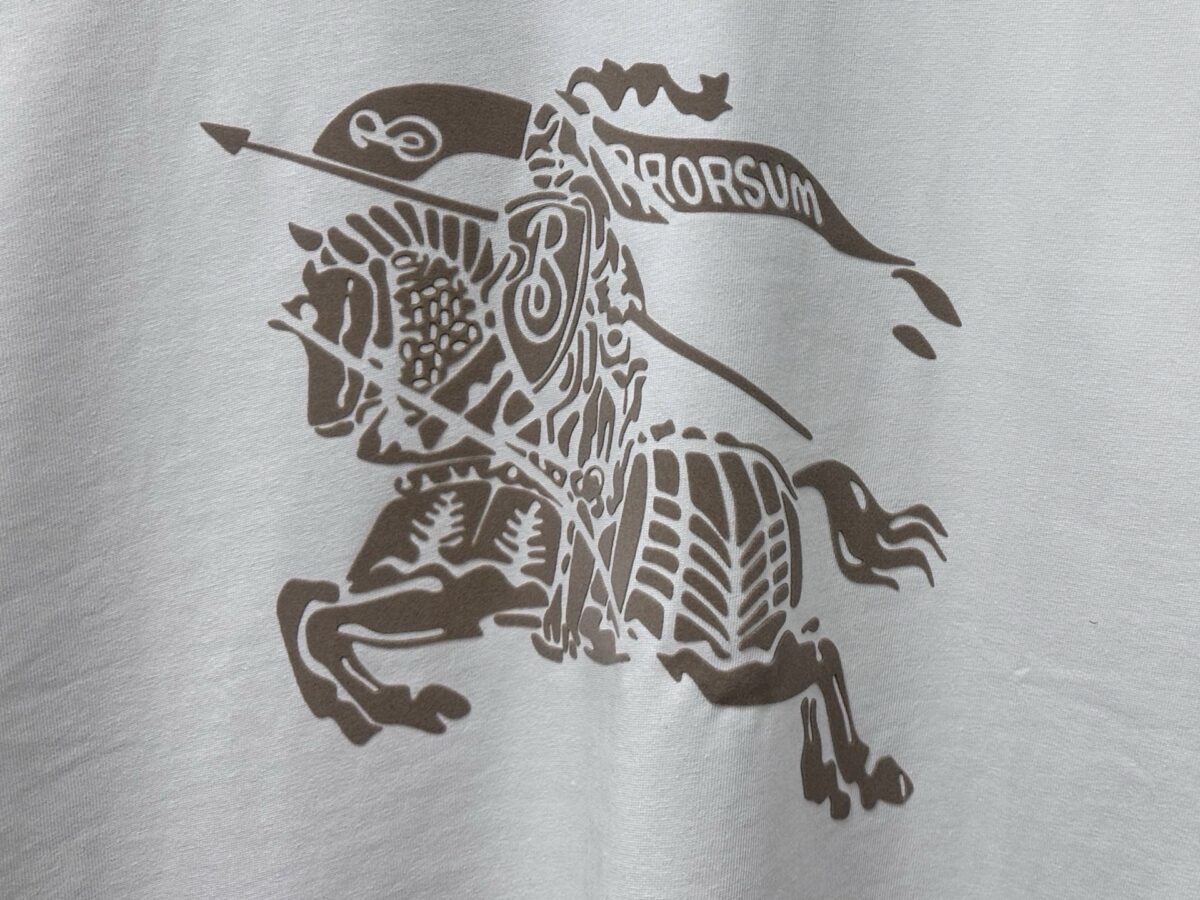 weigou_205349_4_43917c1bbd P70 【Burberry】巴宝莉 战马骑士植绒T恤短袖 高版本 超级标志性品牌logo印花图案 搭配运动鞋清新舒适 逛街约会都适合 叠穿打底就很有博主范儿了 低调有品位 原版面料 260g高克重双纱100%精梳棉 螺纹定织定染无色差 出入专柜无压力 通肩拉条工艺 增加衣物清洗寿命 不变形 高版本数码印花工艺 不掉色色彩鲜艳 网红明星同款 不挑年龄不挑身材不挑性别 超级亮眼 时尚感爆棚 手感非常舒服 质感超强 时尚又个性 超级百搭好看的一款 人手必备款 情侣搭配更佳 吊牌 领标 水洗麦 三标齐全!! 宽松版型 男女同款 颜色:黑 白 Size:XS-L