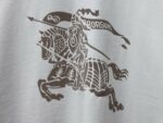 weigou_205349_4_43917c1bbd P70 【Burberry】巴宝莉 战马骑士植绒T恤短袖 高版本 超级标志性品牌logo印花图案 搭配运动鞋清新舒适 逛街约会都适合 叠穿打底就很有博主范儿了 低调有品位 原版面料 260g高克重双纱100%精梳棉 螺纹定织定染无色差 出入专柜无压力 通肩拉条工艺 增加衣物清洗寿命 不变形 高版本数码印花工艺 不掉色色彩鲜艳 网红明星同款 不挑年龄不挑身材不挑性别 超级亮眼 时尚感爆棚 手感非常舒服 质感超强 时尚又个性 超级百搭好看的一款 人手必备款 情侣搭配更佳 吊牌 领标 水洗麦 三标齐全!! 宽松版型 男女同款 颜色:黑 白 Size:XS-L
