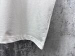 weigou_205349_5_d12df4578a P70 【Burberry】巴宝莉 战马骑士植绒T恤短袖 高版本 超级标志性品牌logo印花图案 搭配运动鞋清新舒适 逛街约会都适合 叠穿打底就很有博主范儿了 低调有品位 原版面料 260g高克重双纱100%精梳棉 螺纹定织定染无色差 出入专柜无压力 通肩拉条工艺 增加衣物清洗寿命 不变形 高版本数码印花工艺 不掉色色彩鲜艳 网红明星同款 不挑年龄不挑身材不挑性别 超级亮眼 时尚感爆棚 手感非常舒服 质感超强 时尚又个性 超级百搭好看的一款 人手必备款 情侣搭配更佳 吊牌 领标 水洗麦 三标齐全!! 宽松版型 男女同款 颜色:黑 白 Size:XS-L