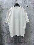 weigou_205349_6_43f5746e07 P70 【Burberry】巴宝莉 战马骑士植绒T恤短袖 高版本 超级标志性品牌logo印花图案 搭配运动鞋清新舒适 逛街约会都适合 叠穿打底就很有博主范儿了 低调有品位 原版面料 260g高克重双纱100%精梳棉 螺纹定织定染无色差 出入专柜无压力 通肩拉条工艺 增加衣物清洗寿命 不变形 高版本数码印花工艺 不掉色色彩鲜艳 网红明星同款 不挑年龄不挑身材不挑性别 超级亮眼 时尚感爆棚 手感非常舒服 质感超强 时尚又个性 超级百搭好看的一款 人手必备款 情侣搭配更佳 吊牌 领标 水洗麦 三标齐全!! 宽松版型 男女同款 颜色:黑 白 Size:XS-L