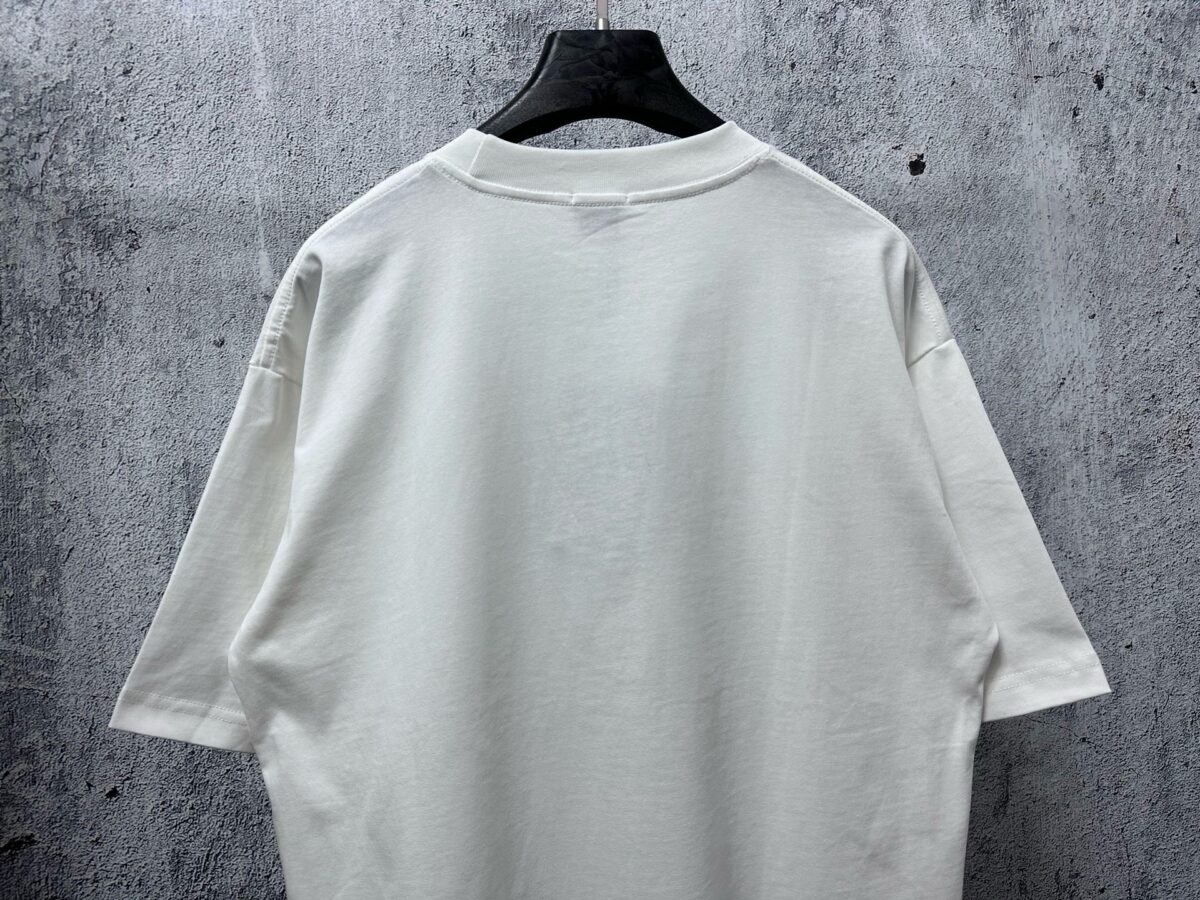 weigou_205349_7_7dc9cea8c0 P70 【Burberry】巴宝莉 战马骑士植绒T恤短袖 高版本 超级标志性品牌logo印花图案 搭配运动鞋清新舒适 逛街约会都适合 叠穿打底就很有博主范儿了 低调有品位 原版面料 260g高克重双纱100%精梳棉 螺纹定织定染无色差 出入专柜无压力 通肩拉条工艺 增加衣物清洗寿命 不变形 高版本数码印花工艺 不掉色色彩鲜艳 网红明星同款 不挑年龄不挑身材不挑性别 超级亮眼 时尚感爆棚 手感非常舒服 质感超强 时尚又个性 超级百搭好看的一款 人手必备款 情侣搭配更佳 吊牌 领标 水洗麦 三标齐全!! 宽松版型 男女同款 颜色:黑 白 Size:XS-L