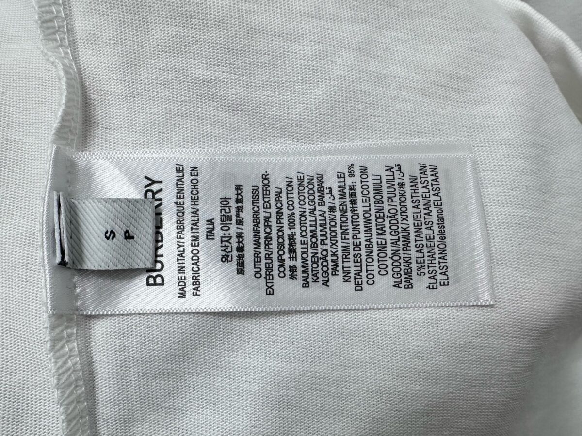 weigou_205349_8_a925b67414 P70 【Burberry】巴宝莉 战马骑士植绒T恤短袖 高版本 超级标志性品牌logo印花图案 搭配运动鞋清新舒适 逛街约会都适合 叠穿打底就很有博主范儿了 低调有品位 原版面料 260g高克重双纱100%精梳棉 螺纹定织定染无色差 出入专柜无压力 通肩拉条工艺 增加衣物清洗寿命 不变形 高版本数码印花工艺 不掉色色彩鲜艳 网红明星同款 不挑年龄不挑身材不挑性别 超级亮眼 时尚感爆棚 手感非常舒服 质感超强 时尚又个性 超级百搭好看的一款 人手必备款 情侣搭配更佳 吊牌 领标 水洗麦 三标齐全!! 宽松版型 男女同款 颜色:黑 白 Size:XS-L