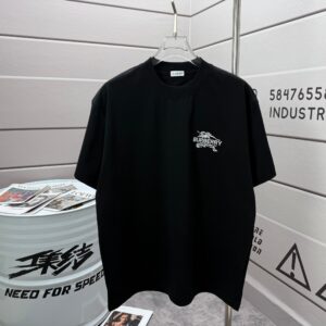 P75 BBR 巴宝*莉 2026春夏款 经典简约战马刺绣工艺 定制双纱平纹纯棉面料 短袖T恤 男女同款 颜色：黑色 白色 紫色 紫色 绿色 尺码： S （90-130斤） M （120-150斤） L （140-165斤） XL （160-180斤） XXL （180-210斤）