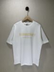 P70 款号TM1108 BURBERRY 巴宝莉新款限定高级植绒金标圆领短袖 面料：280 克32支双纱纯棉面料 工艺：重工精梳棉 螺纹同缸同色 整体不会有色差 当下热度爆款 男女情侣款 定制原版一致辅料 三标齐全 os宽松版型 最大可穿到200斤左右 颜色：白色 黑色 尺码：S M L XL