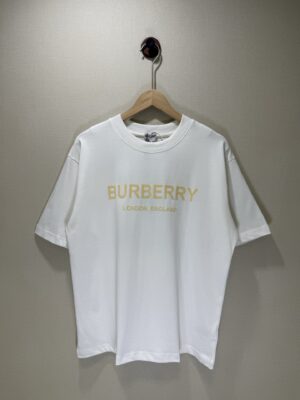 P70 款号TM1108 BURBERRY 巴宝莉新款限定高级植绒金标圆领短袖 面料：280 克32支双纱纯棉面料 工艺：重工精梳棉 螺纹同缸同色 整体不会有色差 当下热度爆款 男女情侣款 定制原版一致辅料 三标齐全 os宽松版型 最大可穿到200斤左右 颜色：白色 黑色 尺码：S M L XL