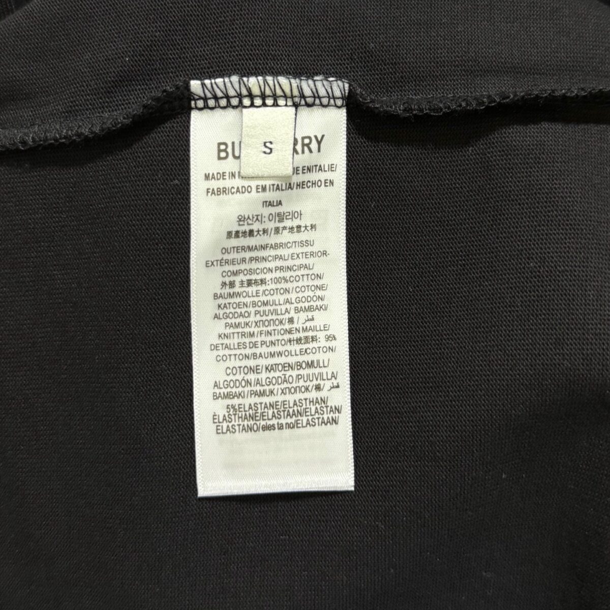 P70 款号TM1108 BURBERRY 巴宝莉新款限定高级植绒金标圆领短袖 面料：280 克32支双纱纯棉面料 工艺：重工精梳棉 螺纹同缸同色 整体不会有色差 当下热度爆款 男女情侣款 定制原版一致辅料 三标齐全 os宽松版型 最大可穿到200斤左右 颜色：白色 黑色 尺码：S M L XL