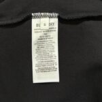 P70 款号TM1108 BURBERRY 巴宝莉新款限定高级植绒金标圆领短袖 面料：280 克32支双纱纯棉面料 工艺：重工精梳棉 螺纹同缸同色 整体不会有色差 当下热度爆款 男女情侣款 定制原版一致辅料 三标齐全 os宽松版型 最大可穿到200斤左右 颜色：白色 黑色 尺码：S M L XL