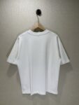 P70 款号TM1108 BURBERRY 巴宝莉新款限定高级植绒金标圆领短袖 面料：280 克32支双纱纯棉面料 工艺：重工精梳棉 螺纹同缸同色 整体不会有色差 当下热度爆款 男女情侣款 定制原版一致辅料 三标齐全 os宽松版型 最大可穿到200斤左右 颜色：白色 黑色 尺码：S M L XL