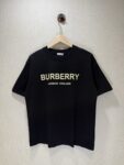 P70 款号TM1108 BURBERRY 巴宝莉新款限定高级植绒金标圆领短袖 面料：280 克32支双纱纯棉面料 工艺：重工精梳棉 螺纹同缸同色 整体不会有色差 当下热度爆款 男女情侣款 定制原版一致辅料 三标齐全 os宽松版型 最大可穿到200斤左右 颜色：白色 黑色 尺码：S M L XL