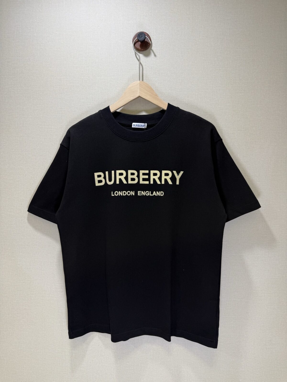 P70 款号TM1108 BURBERRY 巴宝莉新款限定高级植绒金标圆领短袖 面料：280 克32支双纱纯棉面料 工艺：重工精梳棉 螺纹同缸同色 整体不会有色差 当下热度爆款 男女情侣款 定制原版一致辅料 三标齐全 os宽松版型 最大可穿到200斤左右 颜色：白色 黑色 尺码：S M L XL