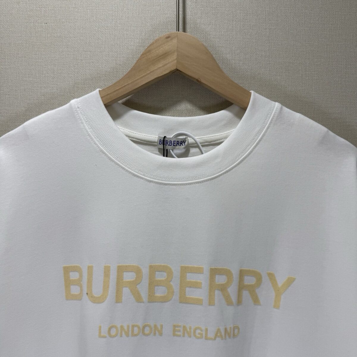 P70 款号TM1108 BURBERRY 巴宝莉新款限定高级植绒金标圆领短袖 面料：280 克32支双纱纯棉面料 工艺：重工精梳棉 螺纹同缸同色 整体不会有色差 当下热度爆款 男女情侣款 定制原版一致辅料 三标齐全 os宽松版型 最大可穿到200斤左右 颜色：白色 黑色 尺码：S M L XL