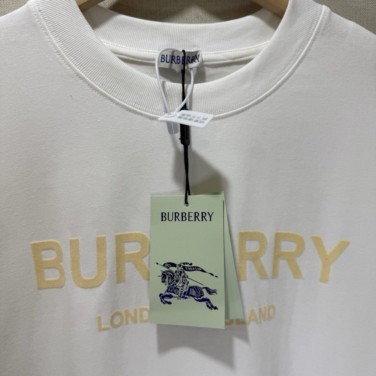 P70 款号TM1108 BURBERRY 巴宝莉新款限定高级植绒金标圆领短袖 面料：280 克32支双纱纯棉面料 工艺：重工精梳棉 螺纹同缸同色 整体不会有色差 当下热度爆款 男女情侣款 定制原版一致辅料 三标齐全 os宽松版型 最大可穿到200斤左右 颜色：白色 黑色 尺码：S M L XL