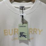 P70 款号TM1108 BURBERRY 巴宝莉新款限定高级植绒金标圆领短袖 面料：280 克32支双纱纯棉面料 工艺：重工精梳棉 螺纹同缸同色 整体不会有色差 当下热度爆款 男女情侣款 定制原版一致辅料 三标齐全 os宽松版型 最大可穿到200斤左右 颜色：白色 黑色 尺码：S M L XL
