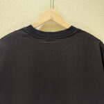 P70 款号TM1108 BURBERRY 巴宝莉新款限定高级植绒金标圆领短袖 面料：280 克32支双纱纯棉面料 工艺：重工精梳棉 螺纹同缸同色 整体不会有色差 当下热度爆款 男女情侣款 定制原版一致辅料 三标齐全 os宽松版型 最大可穿到200斤左右 颜色：白色 黑色 尺码：S M L XL