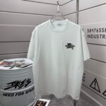 P75 BBR 巴宝*莉 2026春夏款 经典简约战马刺绣工艺 定制双纱平纹纯棉面料 短袖T恤 男女同款 颜色：黑色 白色 紫色 紫色 绿色 尺码： S （90-130斤） M （120-150斤） L （140-165斤） XL （160-180斤） XXL （180-210斤）