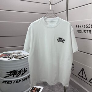 P75 BBR 巴宝*莉 2026春夏款 经典简约战马刺绣工艺 定制双纱平纹纯棉面料 短袖T恤 男女同款 颜色：黑色 白色 紫色 紫色 绿色 尺码： S （90-130斤） M （120-150斤） L （140-165斤） XL （160-180斤） XXL （180-210斤）