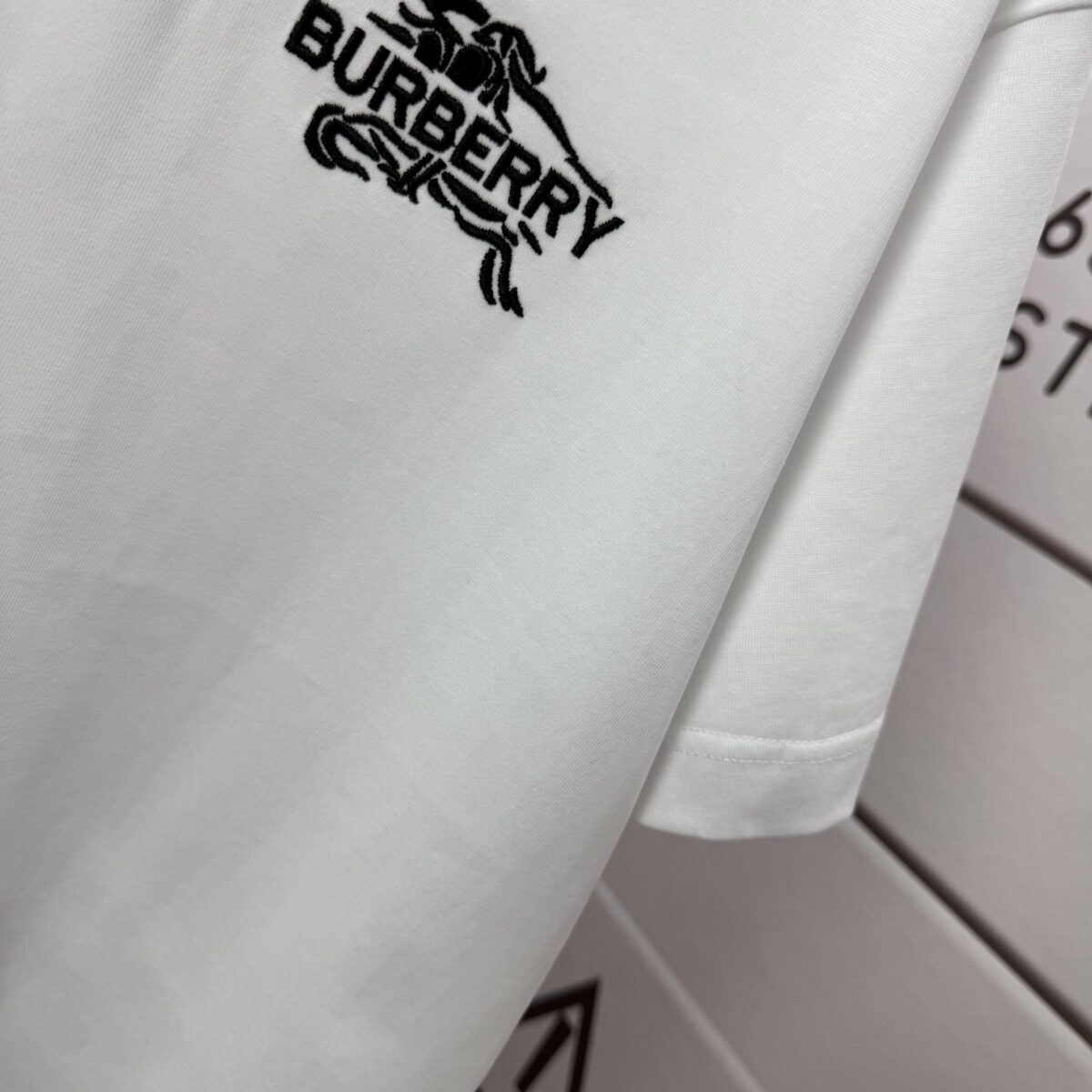 P75 BBR 巴宝*莉 2026春夏款 经典简约战马刺绣工艺 定制双纱平纹纯棉面料 短袖T恤 男女同款 颜色：黑色 白色 紫色 紫色 绿色 尺码： S （90-130斤） M （120-150斤） L （140-165斤） XL （160-180斤） XXL （180-210斤）