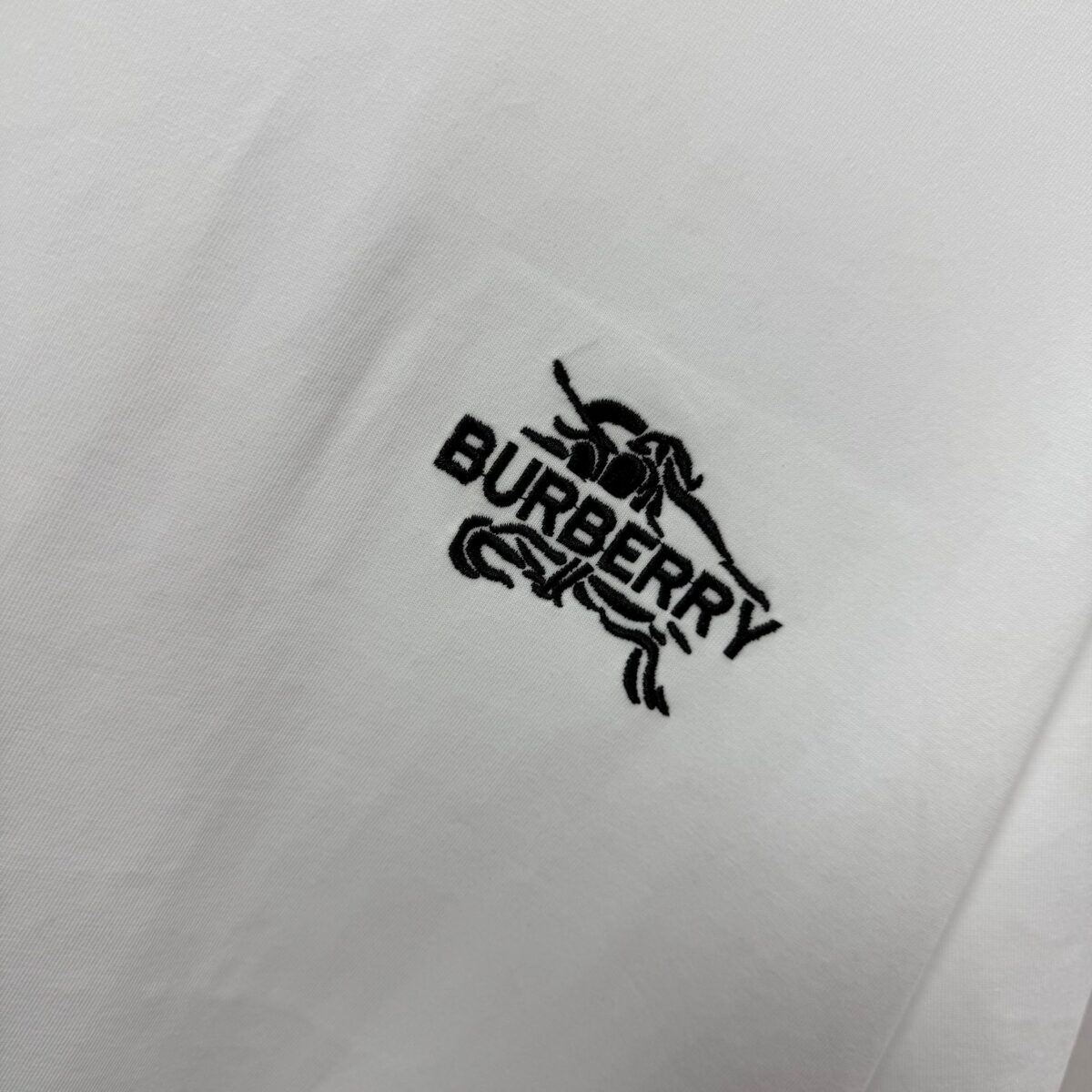 P75 BBR 巴宝*莉 2026春夏款 经典简约战马刺绣工艺 定制双纱平纹纯棉面料 短袖T恤 男女同款 颜色：黑色 白色 紫色 紫色 绿色 尺码： S （90-130斤） M （120-150斤） L （140-165斤） XL （160-180斤） XXL （180-210斤）