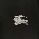 P70 款号TM1070 Burberry 巴宝莉26SS限定款胸前蓝色刺绣战马圆领短袖 面料：280克32支双纱纯棉面料 工艺：重工精梳棉 螺纹同缸同色 整体不会有色差 当下热度爆款 男女情侣款 定制原版一致辅料 三标齐全 os宽松版型 最大可穿到200斤左右 颜色：黑色 白色 尺码：S M L XL