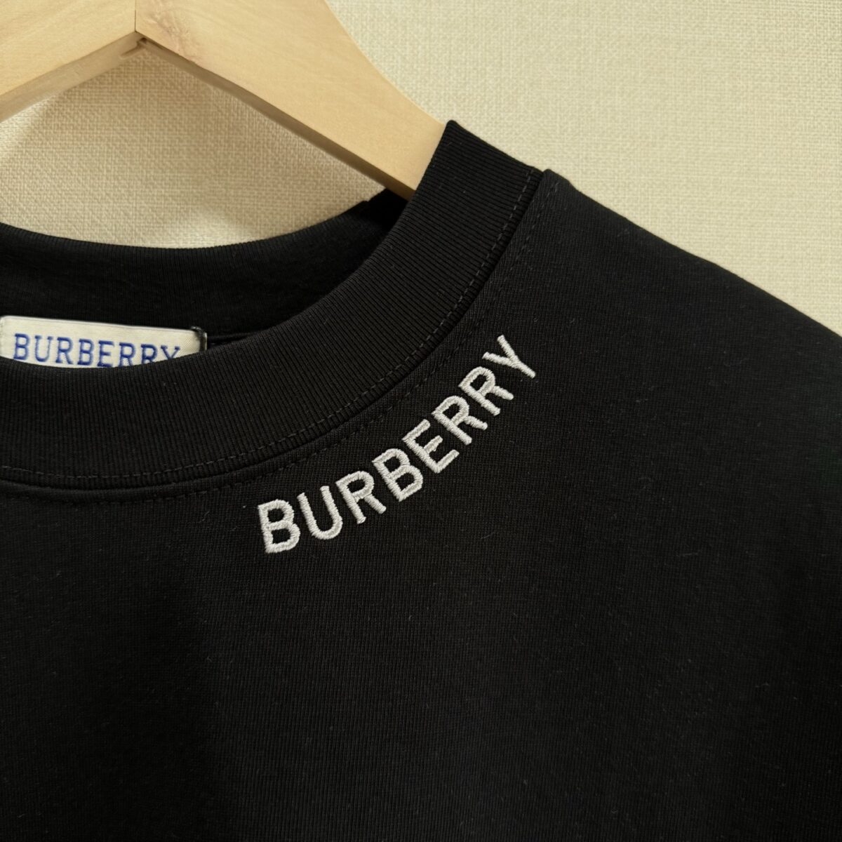 P70 款号TM1070 Burberry 巴宝莉26SS限定款胸前蓝色刺绣战马圆领短袖 面料：280克32支双纱纯棉面料 工艺：重工精梳棉 螺纹同缸同色 整体不会有色差 当下热度爆款 男女情侣款 定制原版一致辅料 三标齐全 os宽松版型 最大可穿到200斤左右 颜色：黑色 白色 尺码：S M L XL