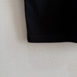 P70 款号TM1070 Burberry 巴宝莉26SS限定款胸前蓝色刺绣战马圆领短袖 面料：280克32支双纱纯棉面料 工艺：重工精梳棉 螺纹同缸同色 整体不会有色差 当下热度爆款 男女情侣款 定制原版一致辅料 三标齐全 os宽松版型 最大可穿到200斤左右 颜色：黑色 白色 尺码：S M L XL