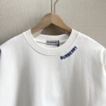 P70 款号TM1070 Burberry 巴宝莉26SS限定款胸前蓝色刺绣战马圆领短袖 面料：280克32支双纱纯棉面料 工艺：重工精梳棉 螺纹同缸同色 整体不会有色差 当下热度爆款 男女情侣款 定制原版一致辅料 三标齐全 os宽松版型 最大可穿到200斤左右 颜色：黑色 白色 尺码：S M L XL