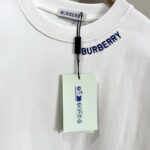 P70 款号TM1070 Burberry 巴宝莉26SS限定款胸前蓝色刺绣战马圆领短袖 面料：280克32支双纱纯棉面料 工艺：重工精梳棉 螺纹同缸同色 整体不会有色差 当下热度爆款 男女情侣款 定制原版一致辅料 三标齐全 os宽松版型 最大可穿到200斤左右 颜色：黑色 白色 尺码：S M L XL