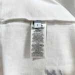 P70 款号TM1070 Burberry 巴宝莉26SS限定款胸前蓝色刺绣战马圆领短袖 面料：280克32支双纱纯棉面料 工艺：重工精梳棉 螺纹同缸同色 整体不会有色差 当下热度爆款 男女情侣款 定制原版一致辅料 三标齐全 os宽松版型 最大可穿到200斤左右 颜色：黑色 白色 尺码：S M L XL