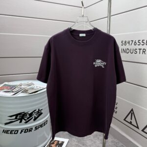 P75 BBR 巴宝*莉 2026春夏款 经典简约战马刺绣工艺 定制双纱平纹纯棉面料 短袖T恤 男女同款 颜色：黑色 白色 紫色 紫色 绿色 尺码： S （90-130斤） M （120-150斤） L （140-165斤） XL （160-180斤） XXL （180-210斤）