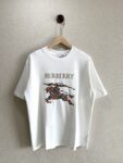 P70 款号TM1059 BURBERRY 巴宝莉新款马赛克刺绣圆领短袖 面料：280克32支双纱纯棉面料 工艺：重工精梳棉 螺纹同缸同色 整体不会有色差 当下热度爆款 男女情侣款 定制原版一致辅料 三标齐全 os宽松版型 最大可穿到200斤左右 颜色：白色 黑色 尺码：S M L XL