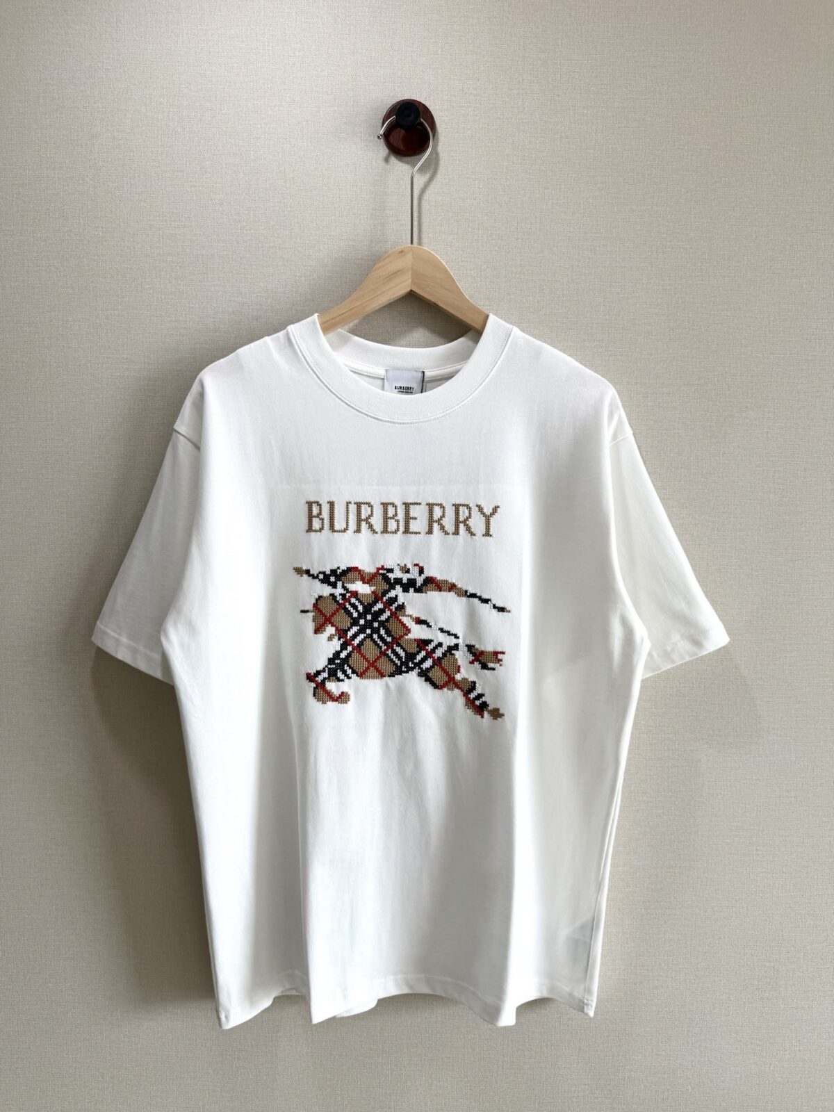 P70 款号TM1059 BURBERRY 巴宝莉新款马赛克刺绣圆领短袖 面料：280克32支双纱纯棉面料 工艺：重工精梳棉 螺纹同缸同色 整体不会有色差 当下热度爆款 男女情侣款 定制原版一致辅料 三标齐全 os宽松版型 最大可穿到200斤左右 颜色：白色 黑色 尺码：S M L XL