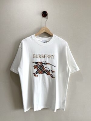P70 款号TM1059 BURBERRY 巴宝莉新款马赛克刺绣圆领短袖 面料：280克32支双纱纯棉面料 工艺：重工精梳棉 螺纹同缸同色 整体不会有色差 当下热度爆款 男女情侣款 定制原版一致辅料 三标齐全 os宽松版型 最大可穿到200斤左右 颜色：白色 黑色 尺码：S M L XL