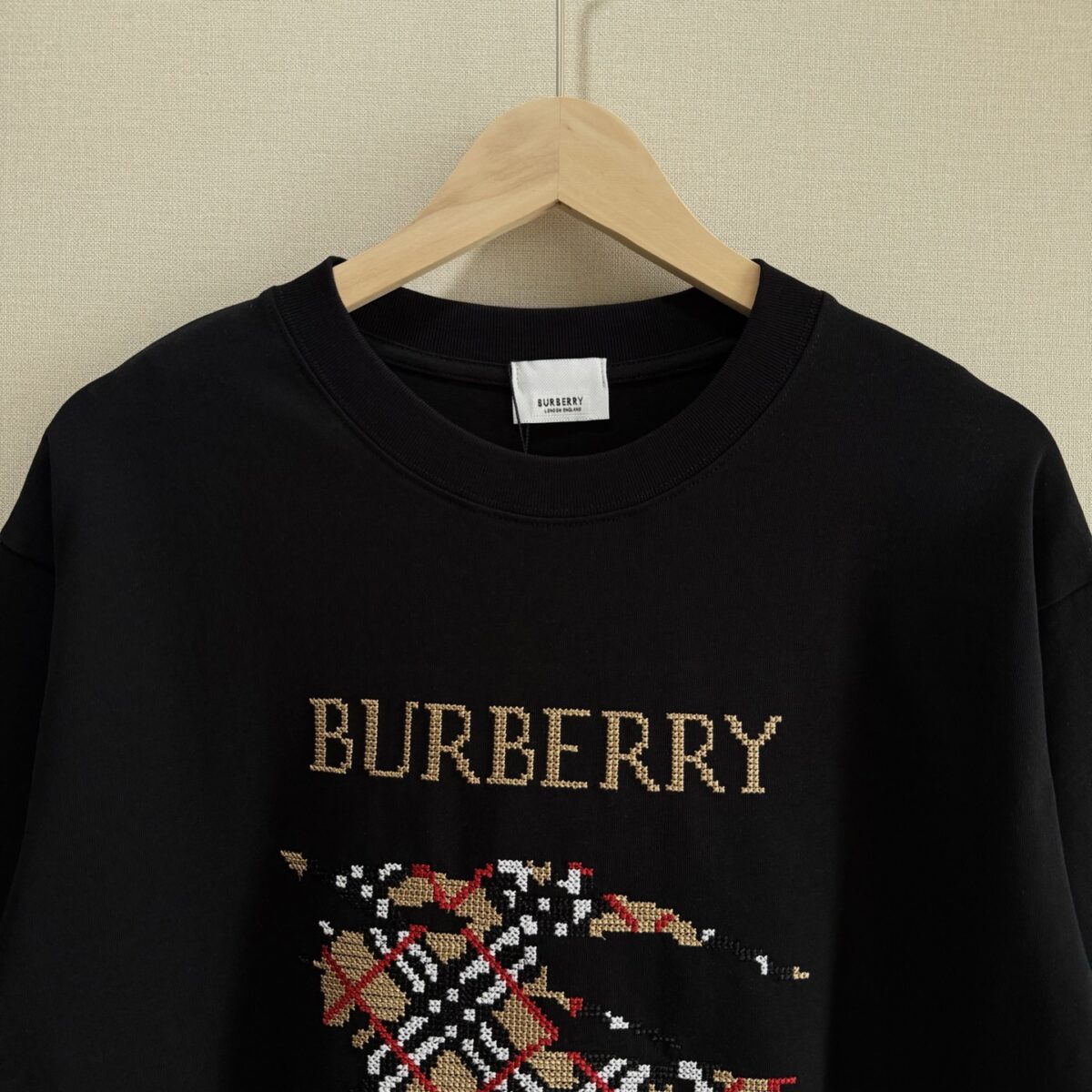 P70 款号TM1059 BURBERRY 巴宝莉新款马赛克刺绣圆领短袖 面料：280克32支双纱纯棉面料 工艺：重工精梳棉 螺纹同缸同色 整体不会有色差 当下热度爆款 男女情侣款 定制原版一致辅料 三标齐全 os宽松版型 最大可穿到200斤左右 颜色：白色 黑色 尺码：S M L XL