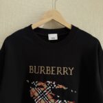 P70 款号TM1059 BURBERRY 巴宝莉新款马赛克刺绣圆领短袖 面料：280克32支双纱纯棉面料 工艺：重工精梳棉 螺纹同缸同色 整体不会有色差 当下热度爆款 男女情侣款 定制原版一致辅料 三标齐全 os宽松版型 最大可穿到200斤左右 颜色：白色 黑色 尺码：S M L XL