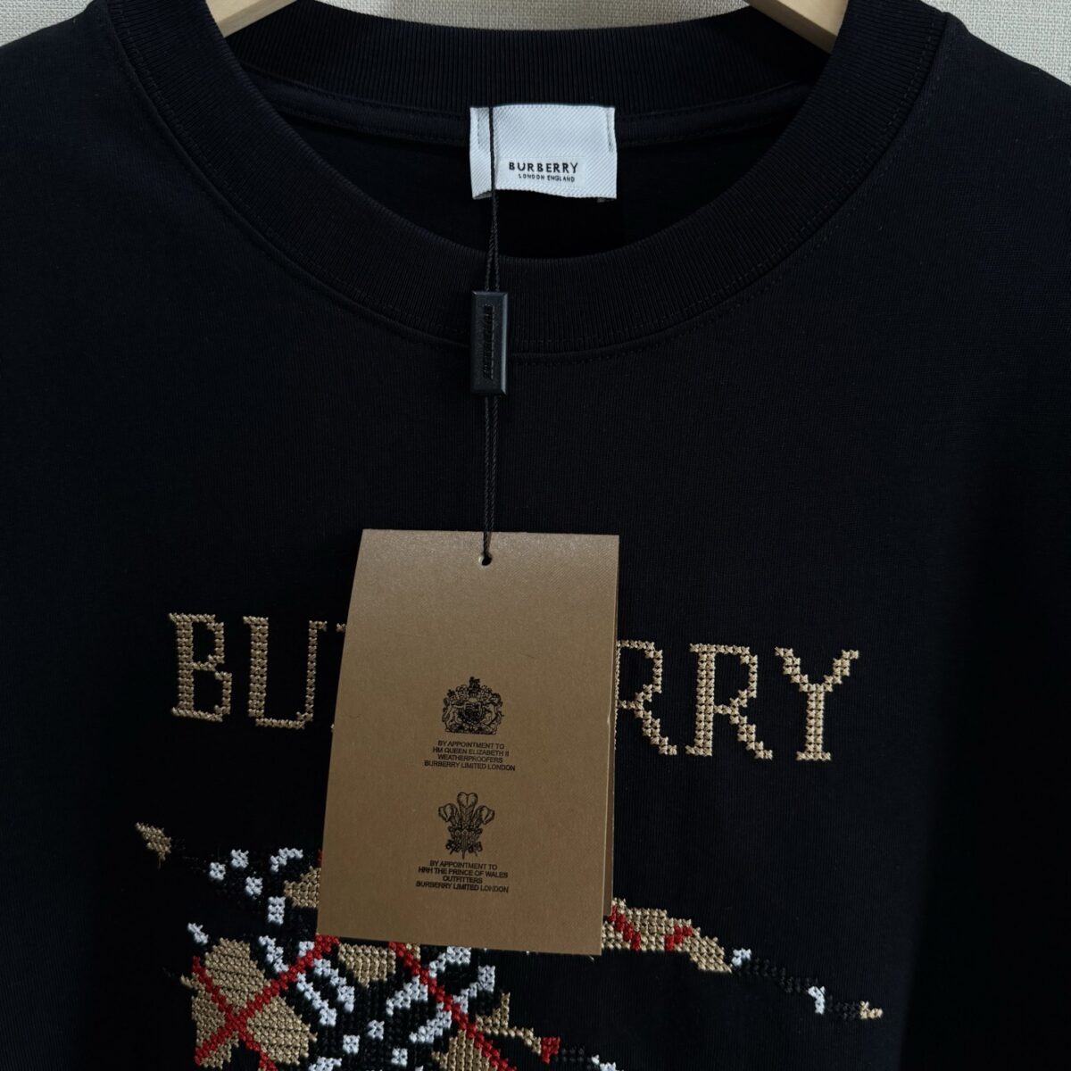 P70 款号TM1059 BURBERRY 巴宝莉新款马赛克刺绣圆领短袖 面料：280克32支双纱纯棉面料 工艺：重工精梳棉 螺纹同缸同色 整体不会有色差 当下热度爆款 男女情侣款 定制原版一致辅料 三标齐全 os宽松版型 最大可穿到200斤左右 颜色：白色 黑色 尺码：S M L XL