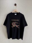 P70 款号TM1059 BURBERRY 巴宝莉新款马赛克刺绣圆领短袖 面料：280克32支双纱纯棉面料 工艺：重工精梳棉 螺纹同缸同色 整体不会有色差 当下热度爆款 男女情侣款 定制原版一致辅料 三标齐全 os宽松版型 最大可穿到200斤左右 颜色：白色 黑色 尺码：S M L XL