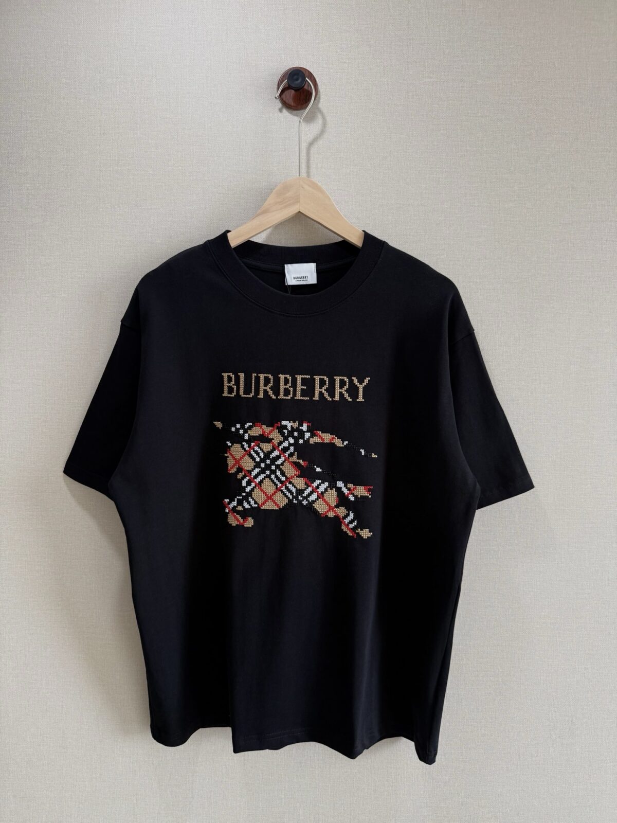 P70 款号TM1059 BURBERRY 巴宝莉新款马赛克刺绣圆领短袖 面料：280克32支双纱纯棉面料 工艺：重工精梳棉 螺纹同缸同色 整体不会有色差 当下热度爆款 男女情侣款 定制原版一致辅料 三标齐全 os宽松版型 最大可穿到200斤左右 颜色：白色 黑色 尺码：S M L XL