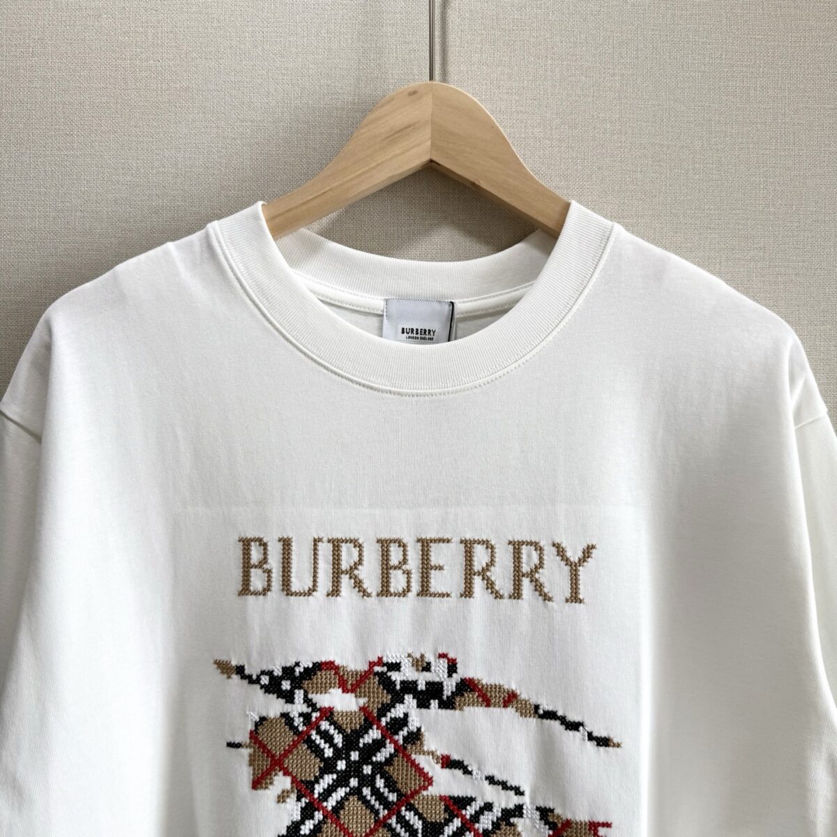 P70 款号TM1059 BURBERRY 巴宝莉新款马赛克刺绣圆领短袖 面料：280克32支双纱纯棉面料 工艺：重工精梳棉 螺纹同缸同色 整体不会有色差 当下热度爆款 男女情侣款 定制原版一致辅料 三标齐全 os宽松版型 最大可穿到200斤左右 颜色：白色 黑色 尺码：S M L XL