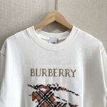 P70 款号TM1059 BURBERRY 巴宝莉新款马赛克刺绣圆领短袖 面料：280克32支双纱纯棉面料 工艺：重工精梳棉 螺纹同缸同色 整体不会有色差 当下热度爆款 男女情侣款 定制原版一致辅料 三标齐全 os宽松版型 最大可穿到200斤左右 颜色：白色 黑色 尺码：S M L XL