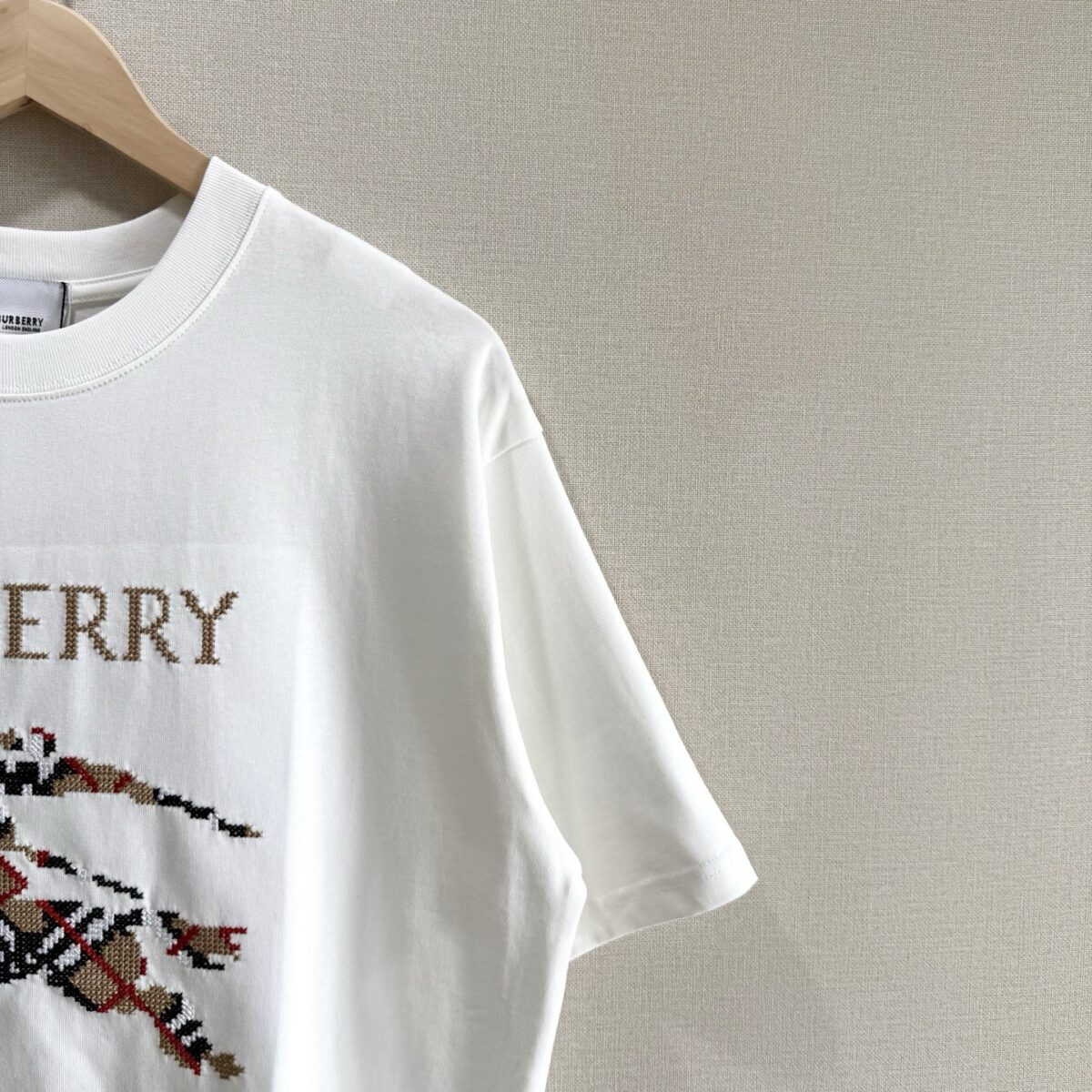 P70 款号TM1059 BURBERRY 巴宝莉新款马赛克刺绣圆领短袖 面料：280克32支双纱纯棉面料 工艺：重工精梳棉 螺纹同缸同色 整体不会有色差 当下热度爆款 男女情侣款 定制原版一致辅料 三标齐全 os宽松版型 最大可穿到200斤左右 颜色：白色 黑色 尺码：S M L XL