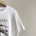 P70 款号TM1059 BURBERRY 巴宝莉新款马赛克刺绣圆领短袖 面料：280克32支双纱纯棉面料 工艺：重工精梳棉 螺纹同缸同色 整体不会有色差 当下热度爆款 男女情侣款 定制原版一致辅料 三标齐全 os宽松版型 最大可穿到200斤左右 颜色：白色 黑色 尺码：S M L XL