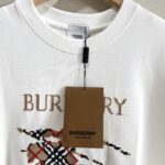 P70 款号TM1059 BURBERRY 巴宝莉新款马赛克刺绣圆领短袖 面料：280克32支双纱纯棉面料 工艺：重工精梳棉 螺纹同缸同色 整体不会有色差 当下热度爆款 男女情侣款 定制原版一致辅料 三标齐全 os宽松版型 最大可穿到200斤左右 颜色：白色 黑色 尺码：S M L XL