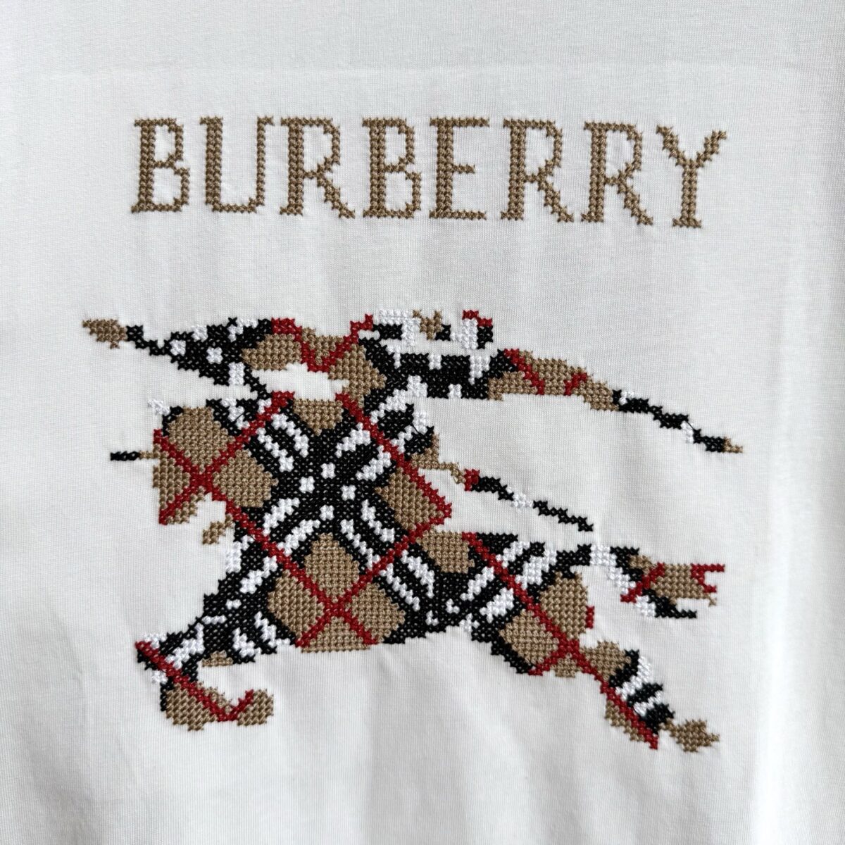 P70 款号TM1059 BURBERRY 巴宝莉新款马赛克刺绣圆领短袖 面料：280克32支双纱纯棉面料 工艺：重工精梳棉 螺纹同缸同色 整体不会有色差 当下热度爆款 男女情侣款 定制原版一致辅料 三标齐全 os宽松版型 最大可穿到200斤左右 颜色：白色 黑色 尺码：S M L XL